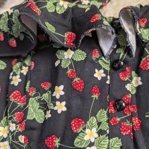 COLLECTIF EMILIA WILD STRAWBERRIES  FRILL TOP SIZE SMALL - Picture 3 of 5